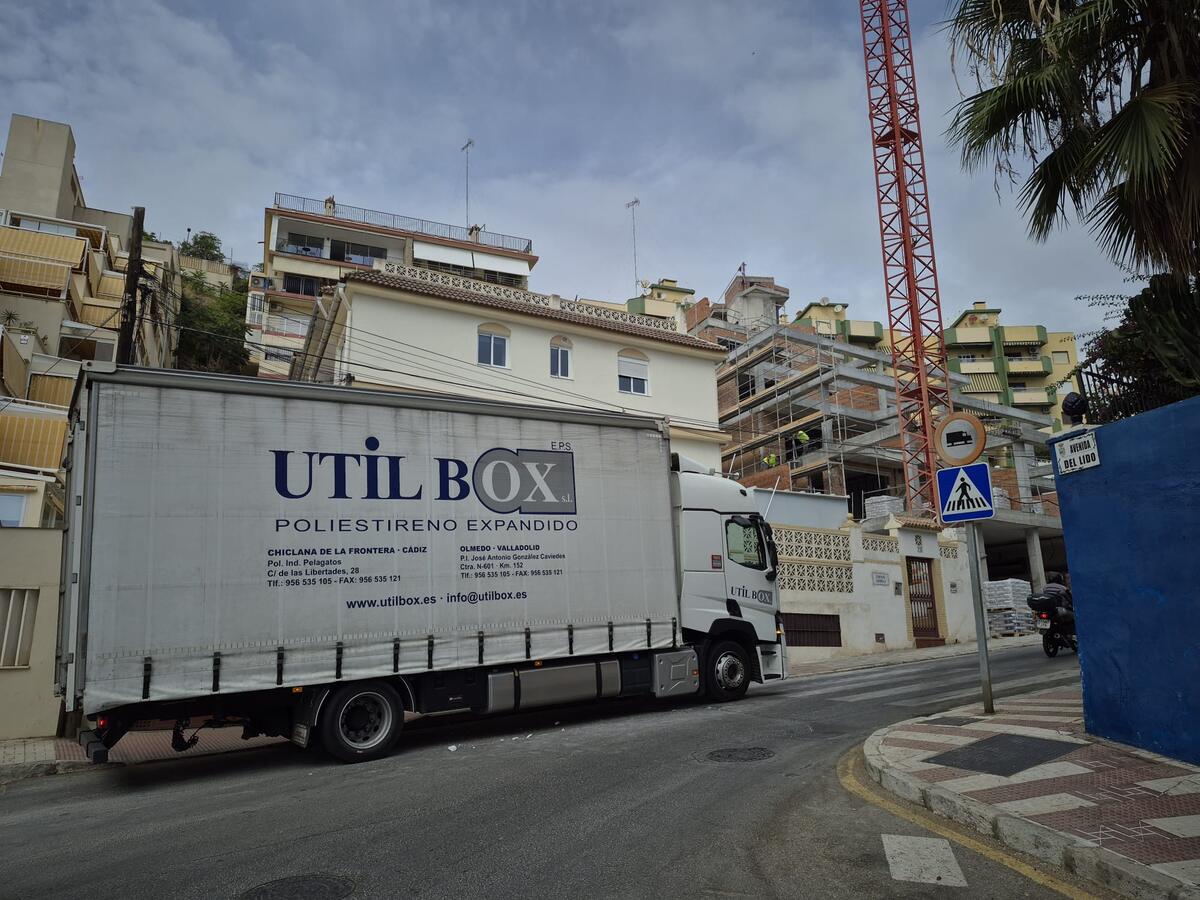 Camión de Utilbox con poliestireno expandido llegando a una obra en construcción