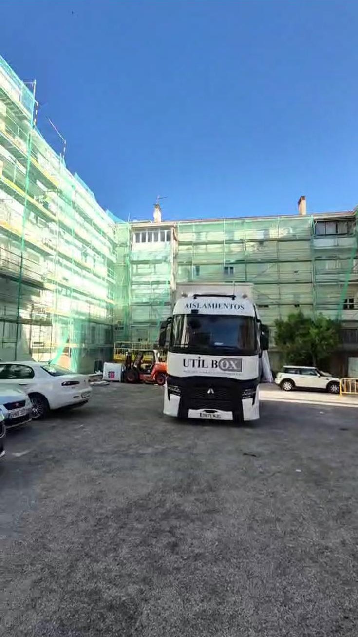 Camión de Utilbox entregando aislamiento de poliestireno expandido para el SATE de Las Protegidas en Jaén