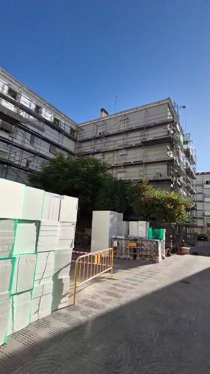 Palés de paneles de poliestireno expandido para SATE de Utilbox acopiados en la obra de rehabilitación de Jaén